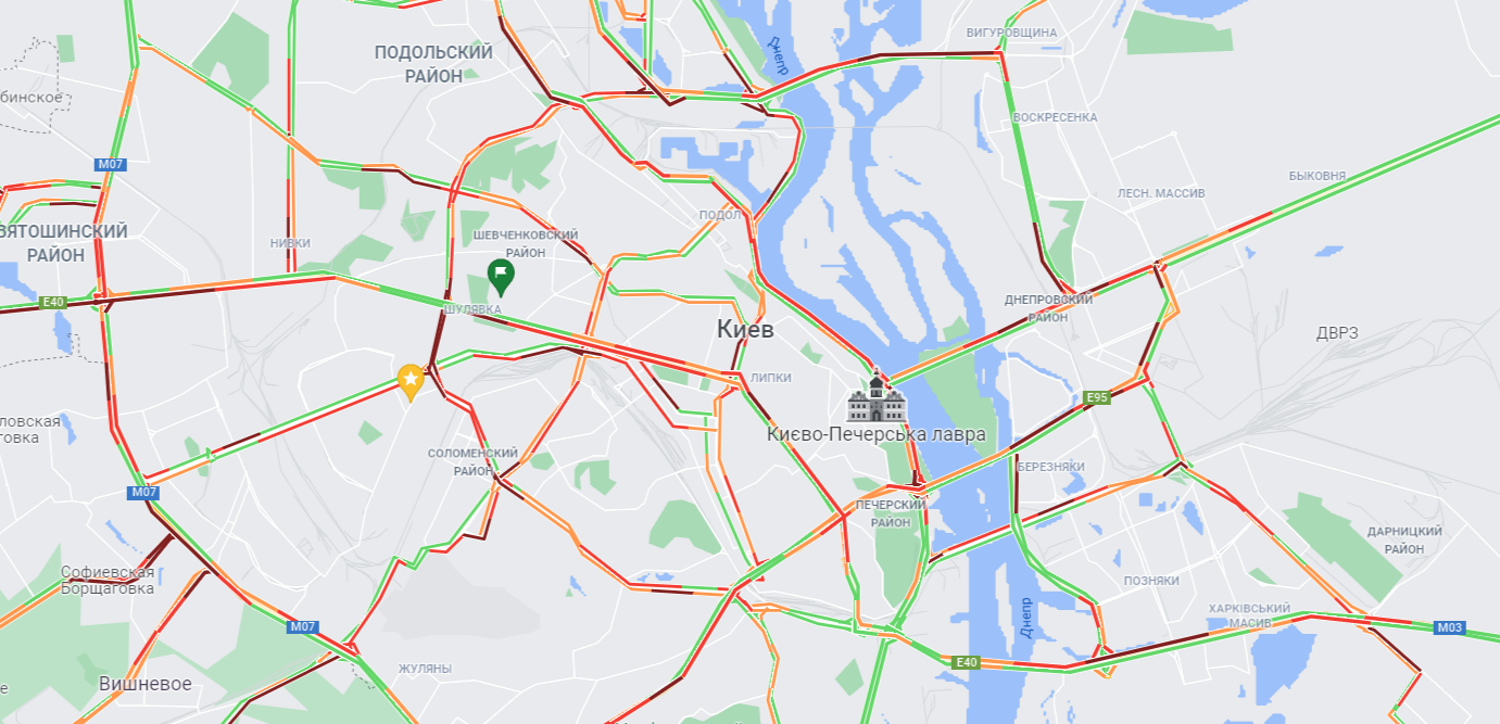 Снег накрыл Киев. Образовались пробки на дорогах: где именно